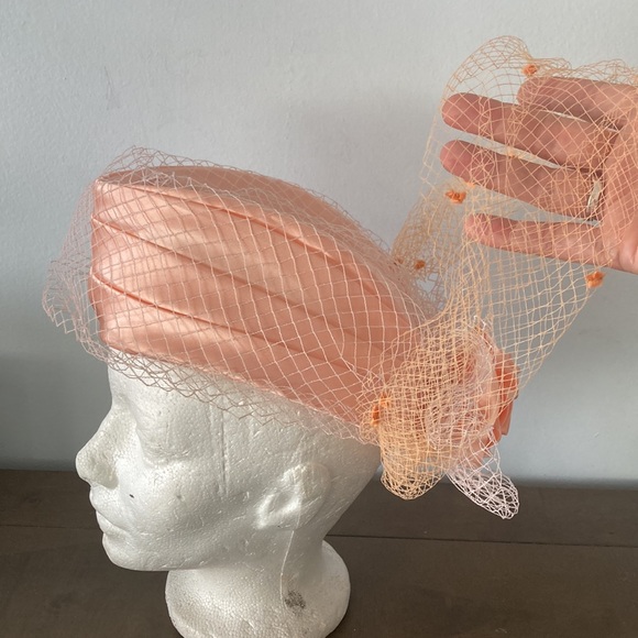 Vintage peach hat with veil - Picture 2 of 13
